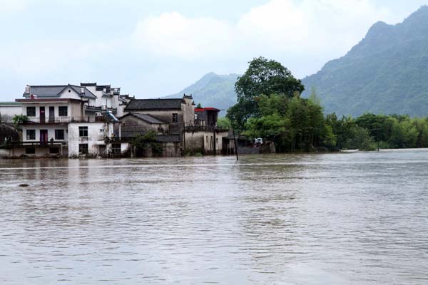 Heavy rain kills 15 in South China