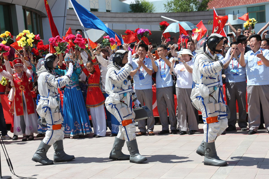 Shenzhou-X astronauts attend setting-out ceremony