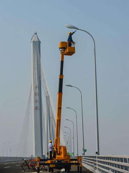 New cross-sea bridge completes construction
