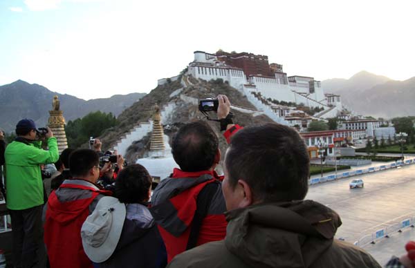 Lhasa attracts over 1 million tourists
