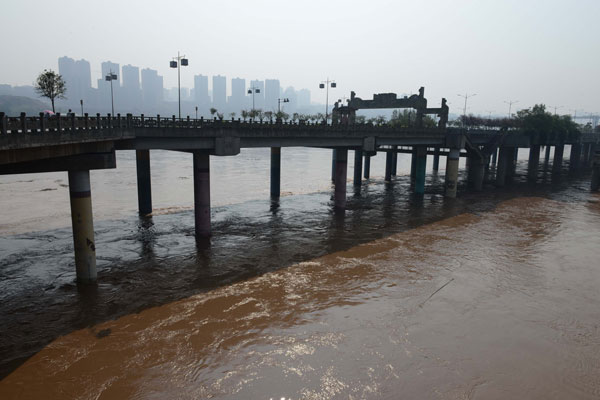 Rising water floods town in Chongqing