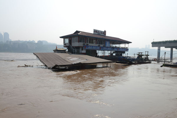 Rising water floods town in Chongqing