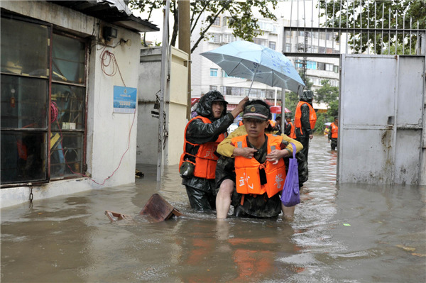 Rain triggers flooding in SW China city