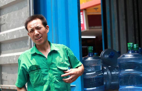 Feeling the heat: Guangzhou water-delivering man