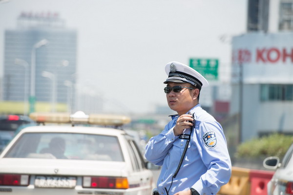 Feeling the heat: Zhejiang traffic police officer