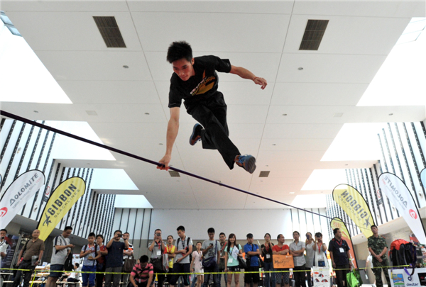 Outdoor enthusiasts jump, rotate and flip on a 5cm-wide rope Tight-rope walk turned into extreme sport