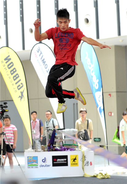 Outdoor enthusiasts jump, rotate and flip on a 5cm-wide rope Tight-rope walk turned into extreme sport