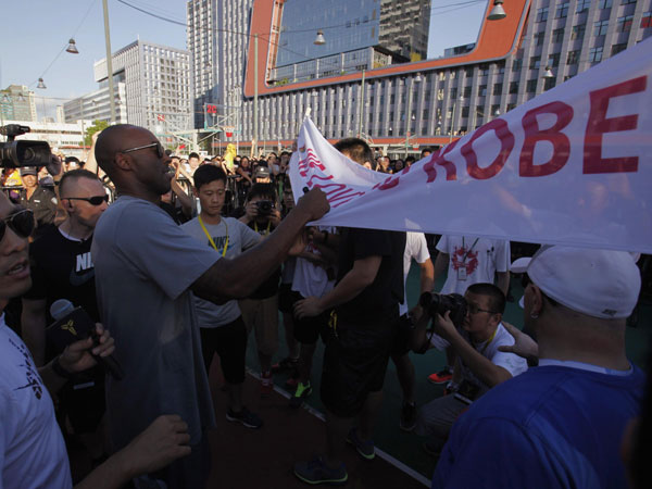 Kobe Byrant meets fans in Shenzhen