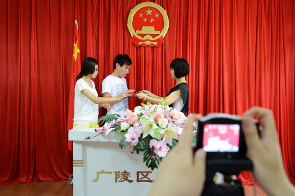 China mulls solemnization at marriage registries