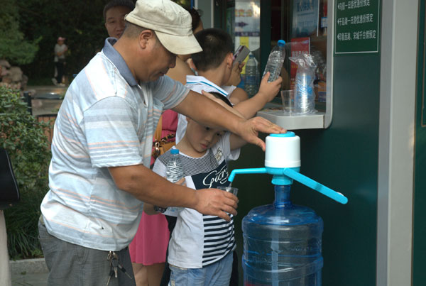 Free water to keep workers, tourists cool
