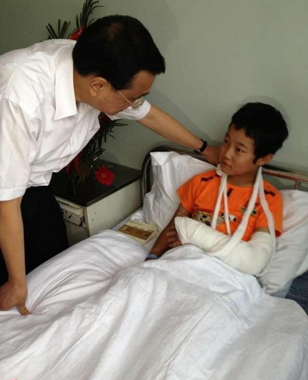 Premier Li visits NW China village after quake