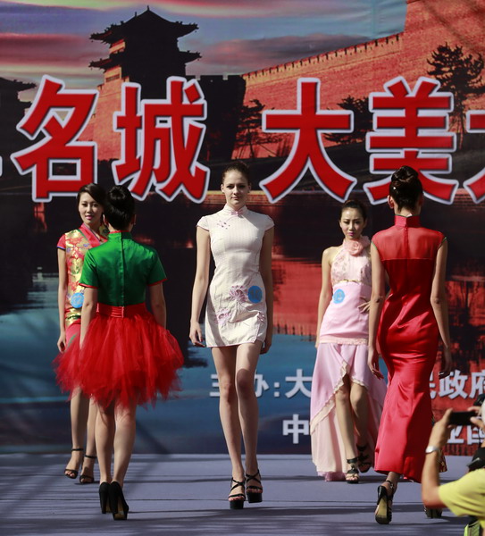 Models at car festival in N China