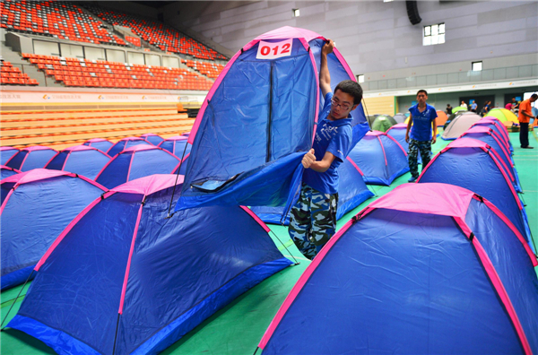 University sets up tents for parents of freshmen