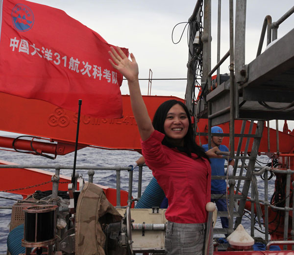 Woman scientist dives by submersible<EM> Jiaolong</EM>