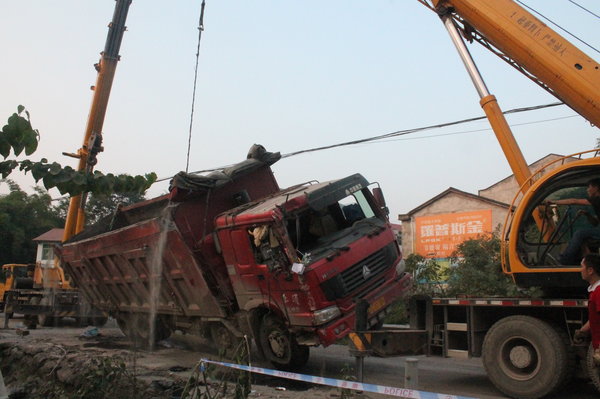 21 dead after SW China road accident