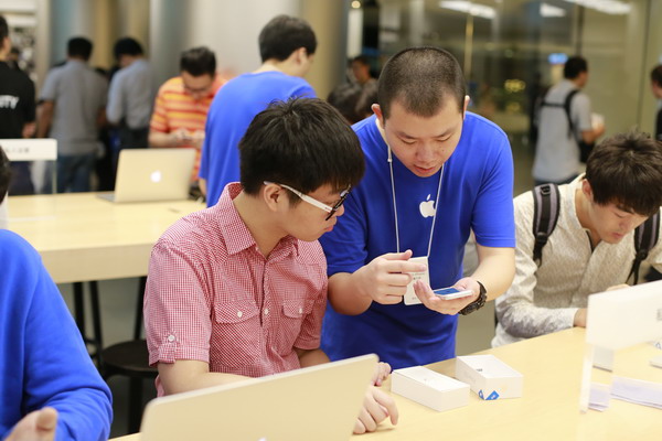 iPhone 5s, iPhone 5c hit Chinese market