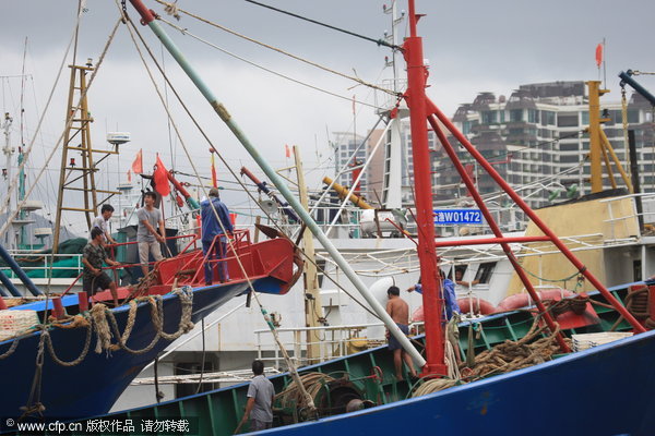 Typhoon Wutip barrels down in Sanya