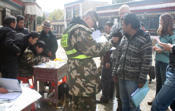 Tourists rescued from Qomolangma