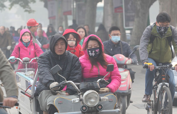 Heavy smog chokes E China