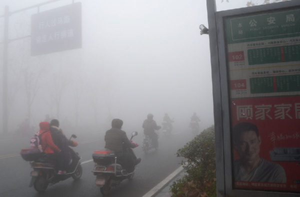 Smog and fog hit east, north China
