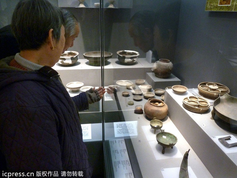 2,800-year-old fossilized eggs exhibited