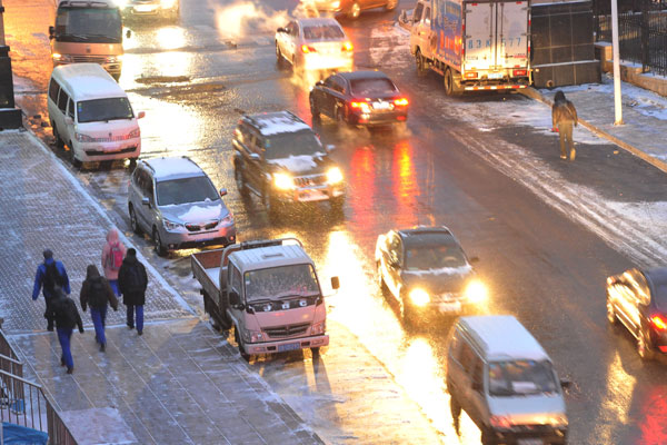 Blizzard in NE China closes 10 expressways