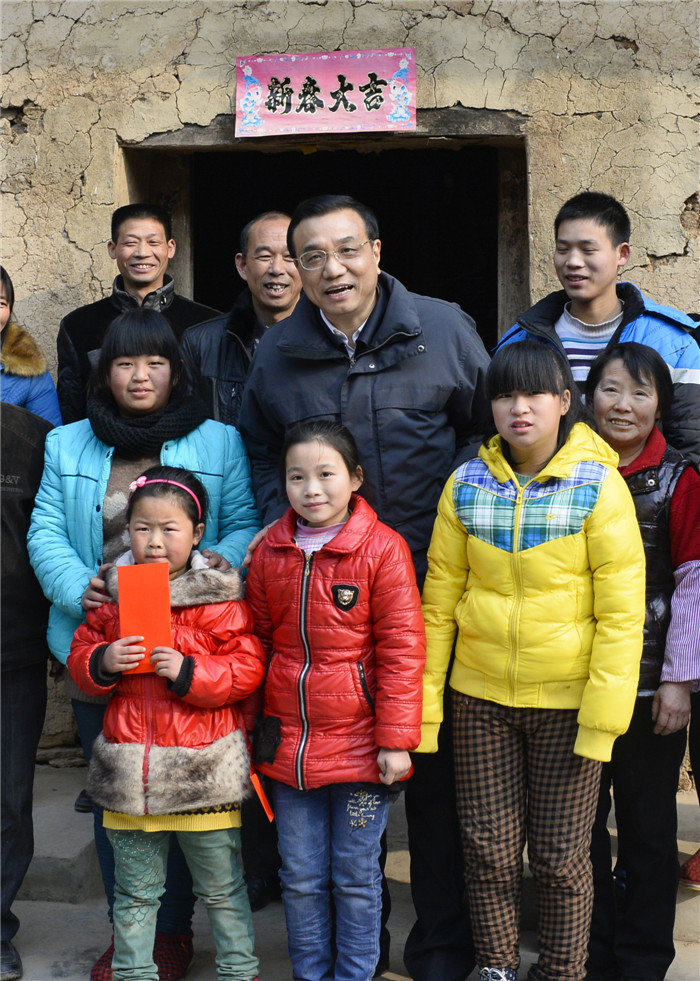 Li visits left-behind children in NW China