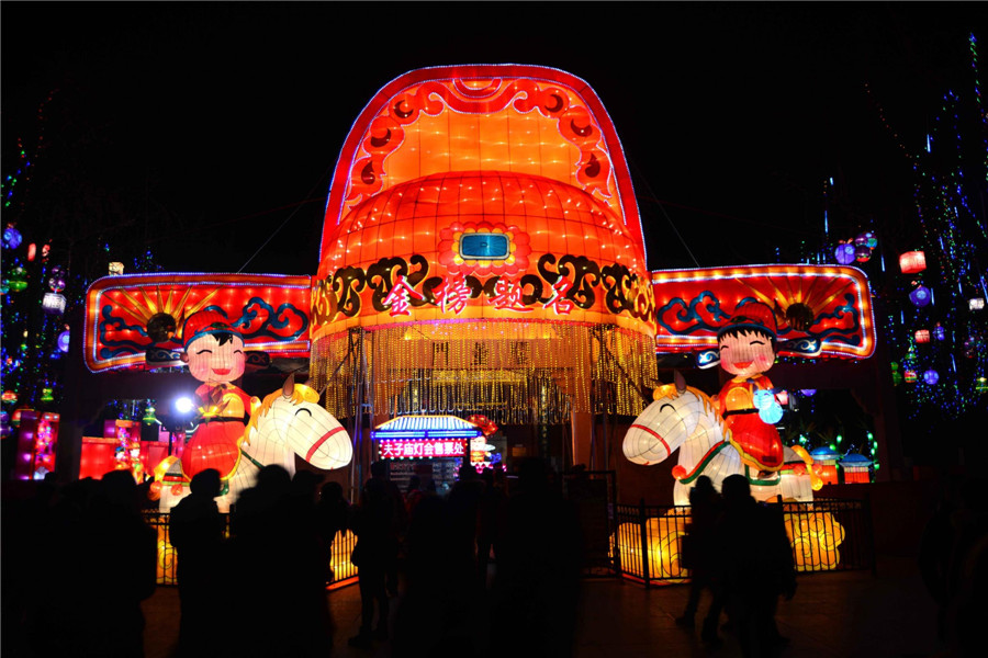 Nanjing light festival shines on Qinhuai River