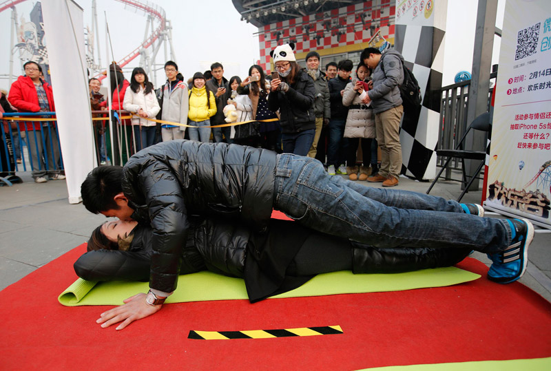 Kissing contest celebrates Valentine's Day in Beijing