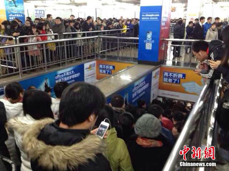Signal problems strand commuters in Beijing