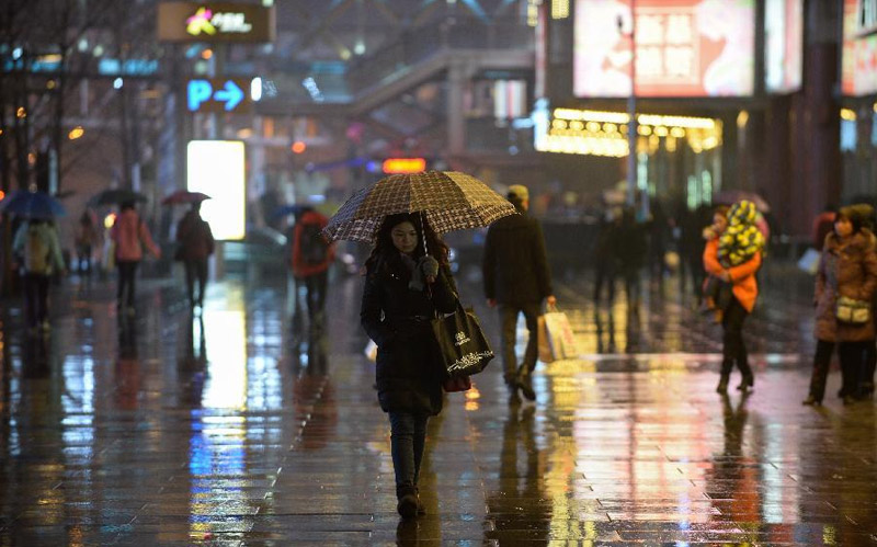 Beijing sees first rain this spring, lifts heavy air pollution alert