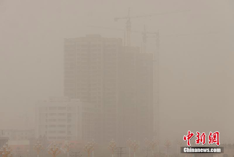 Sand storm hits Xinjiang