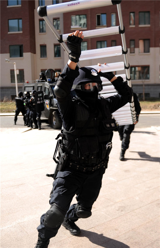 Xinjiang police holds anti-riot drill