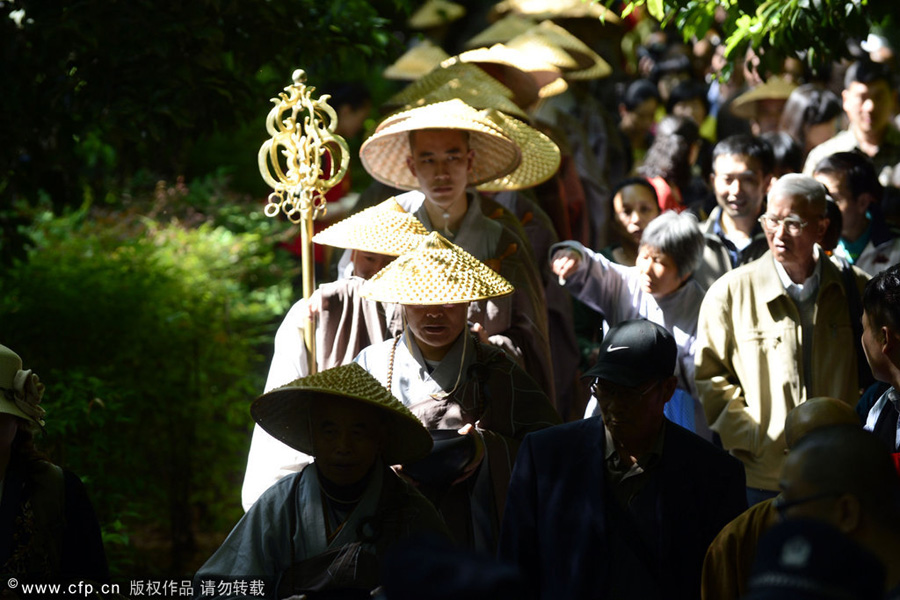 Traditional mendicants' walk held in East China