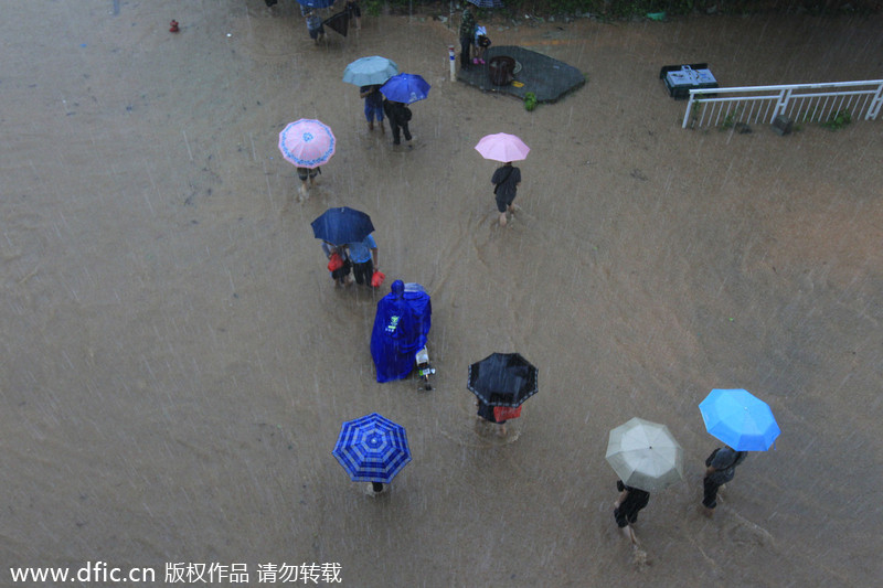 Seasonal rains swamp China