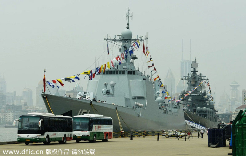 Shanghai crowds flock to China, Russia battleships