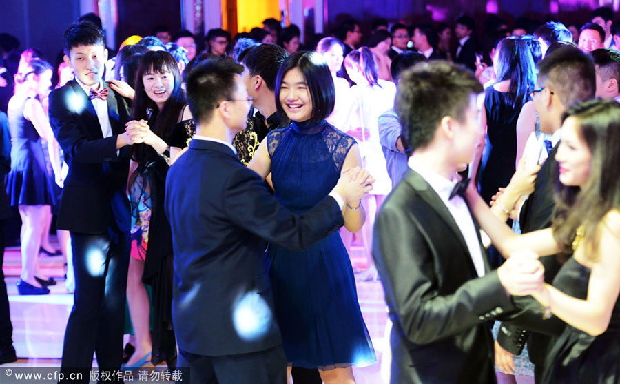 Wuhan students raise $16,000 for graduation party
