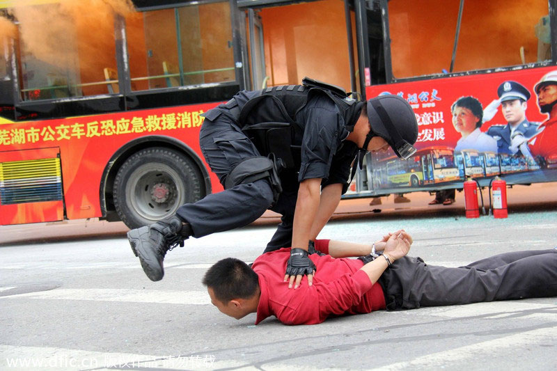 Anti-terrorism drill held in E China
