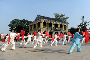 Shanghai residents 'support' square dancers