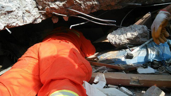 Rescuers race to save lives as quake toll nears 600