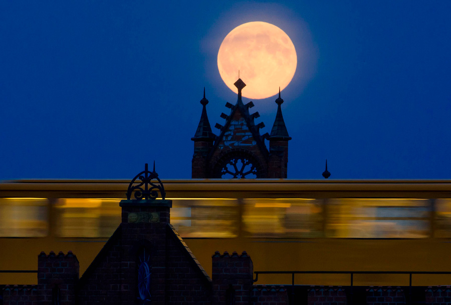 'Supermoon' observed around world