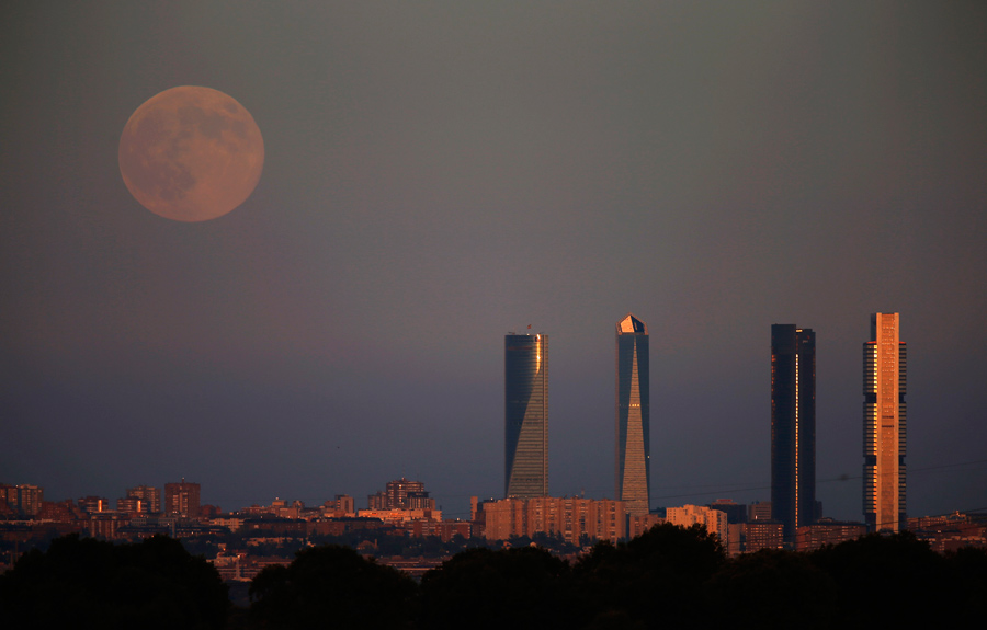 'Supermoon' observed around world