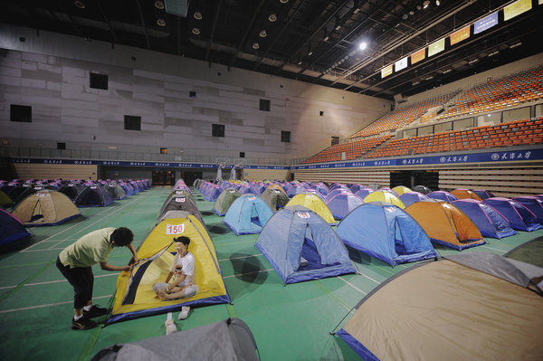 University turns gym into tent city for parents