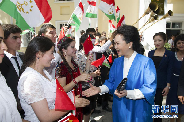 China's first lady Peng Liyuan hits the right note