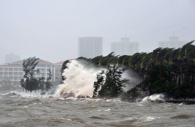 Typhoon hits southern China, heads to Vietnam