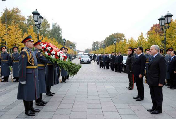 Premier Li lays wreath at Tomb of the Unknown Soldier