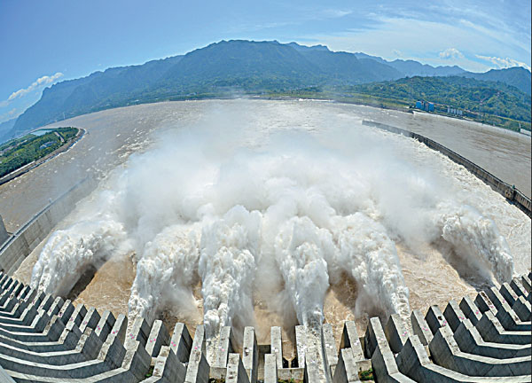 Three Gorges Dam boosts economy