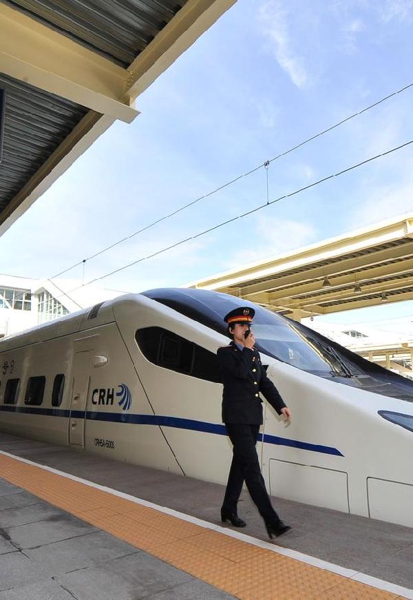 CRH5 bullet train makes trial run in NW China