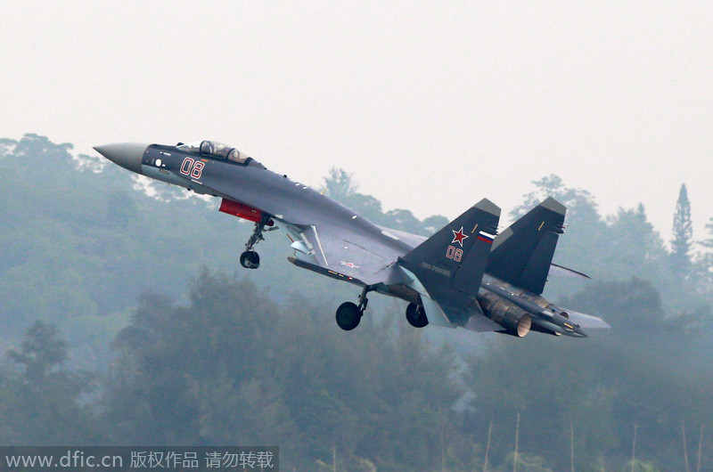 Fighter jets, female pilots, lunar probe land in Zhuhai