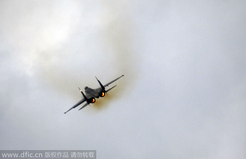 Fighter jets, female pilots, lunar probe land in Zhuhai